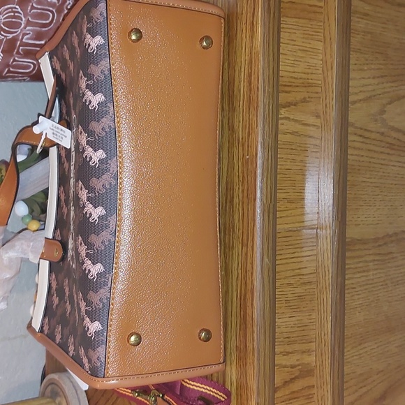 NOT FOR SALE Beautiful NWT Coach Field Tote - Picture 15 of 17